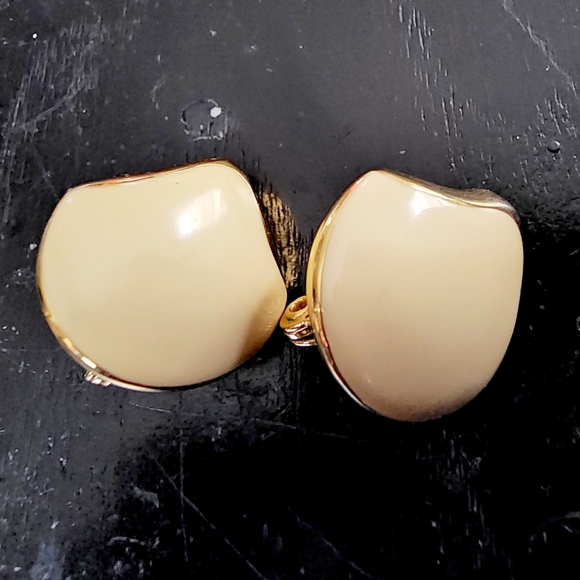Vintage Trifari unique shaped cream enameled gold plated clip on earrings - Picture 2 of 9